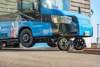 Jepang hadirkan kendaraan mode ganda pertama di dunia, bisa beroperasi di jalan raya dan rel kereta api