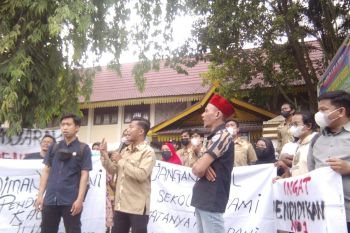 Wali murid demo tolak SD N 1 Pekanbaru diubah jadi pasar