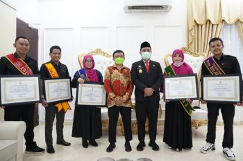 Plt Gubernur Sulsel beri penghargaan lima orang Duta Rumah Belajar