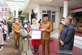 Kube di Bukittinggi terima bantuan sosial Rp25 Juta