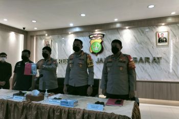 Diduga aniaya penumpang, sopir taksi daring ditangkap polisi