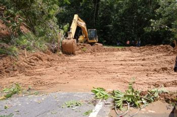 Jalan di pulau Sumba yang tertimbun longsor sudah bisa dilalui