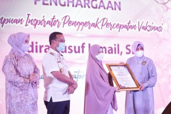 Plt Gubernur Sulsel berikan penghargaan kepada perempuan inspirator di Hari Ibu