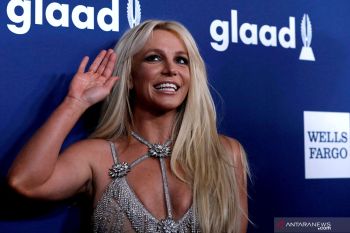 Elton John dan Britney Spears berkolaborasi dalam lagu Hold Me Closer