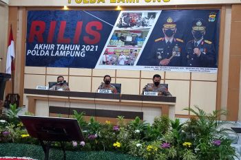 Polda Lampung gelar jumpa pers akhir tahun 2021