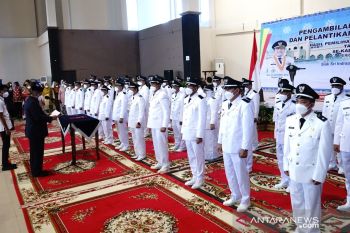 38 penghulu di Siak dilantik, tiga diantaranya perempuan