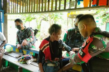 Satgas TNI Yonif 711 melayani pengobatan gratis warga perbatasan