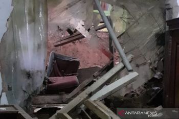 Tanah longsor terjang tiga rumah warga Sukanagara Cianjur hingga rusak berat