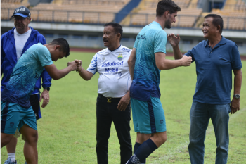 Pemain Persib Bandung diingatkan agar tidak jemawa