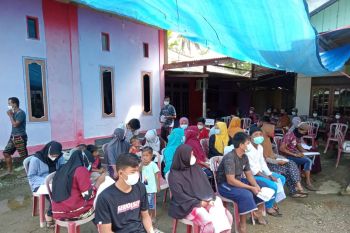 TNI AL vaksinasi masyarakat transmigrasi di Sorong Papua Barat