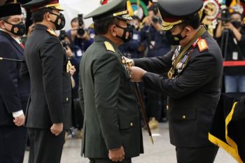 Kapolri anugerahkan Bintang Bhayangkara Pratama kepada 8 pati TNI dan 5 ASN