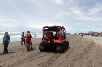 Tim SAR gabungan mencari wisatawan terseret ombak di Parangtritis