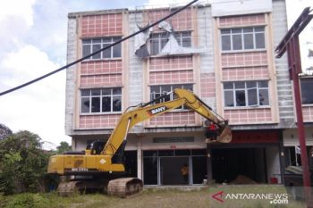 Terlibat sengketa, ruko mewah tujuh pintu di Parit Indah Pekanbaru dirobohkan