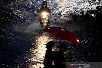 Hujan deras akibatkan sejumlah wilayah di Surabaya terendam banjir