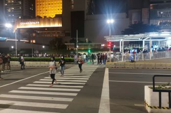 Massa dibubarkan polisi saat "Crowd Free Night"
