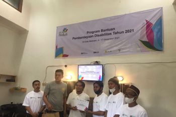 PLN Nusra Berikan Keterampilan Mencukur untuk Kelompok Disabilitas
