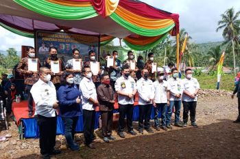Bupati Pesawaran serahkan SK kemitraan kehutanan bagi 1.534 warga