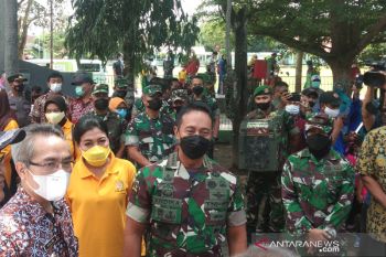 Panglima TNI meninjau vaksinasi COVID-19 anak usia 6-11 tahun di Bantul