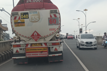 Truk BBM melintasi "fly over"