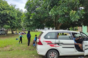 Wisatawan kecewa tunggu tempat wisata dibuka kembali pukul 12.00