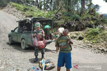 TNI bantu angkutan pulang mama Papua berjualan di pasar Sinak Puncak