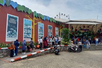 Antrean terjadi  di sejumlah anjungan TMII saat libur Tahun Baru
