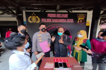 Waria jual diri di online