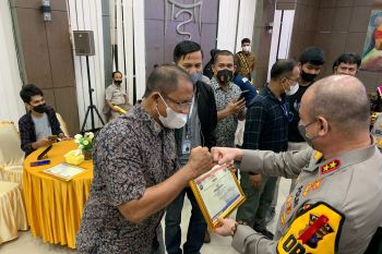 Antara Sumbar terima penghargaan media teraktif dari Kapolda