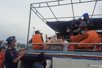 Menhub main gitar dan ajak penumpang nyanyi "Kolam Susu" di Kali  Adem