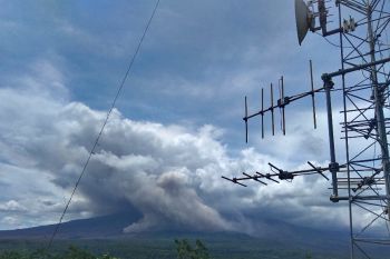 BNPB: Kolom abu dari puncak Gunung Semeru teramati menuju tenggara