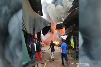 50 bangunan ludes dan satu warga meninggal akibat kebakaran Pasar Pundu