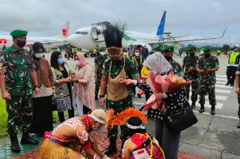 Pejabat Kodam XVII/Cenderawasih sambut kedatangan Brigjen TNI Sidharta W Nugraha