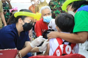 Ganjar: Kabupaten/kota harus percepat vaksinasi anak