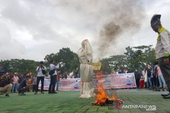 Protes kontrak honorer tak diperpanjang, kantor Bupati Meranti digeruduk massa
