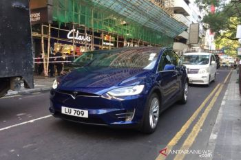 Konsumen Tesla keluhkan mobil bisa mengerem sendiri