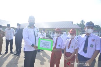 BAZNas Sawahlunto bantu biaya sekolah 50 orang pelajar madrasah