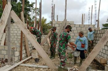 TNI bersama warga kerja bakti bangun pondok pesantren di Skanto Keerom