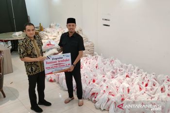 Legislator DPR RI Ade Rezki bagikan ribuan sembako bantu warga Sumbar