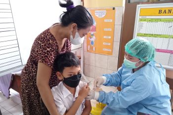 Orang tua siswa di Kota Mataram antusias memotivasi anak divaksin COVID-19