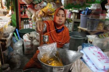Harga minyak goreng di Palembang bergerak turun Rp19.000 per liter