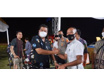 Bupati Lampung Tengah berikan penghargaan kepada kecamatan dengan capaian vaksin tertinggi