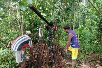 TNI- warga bangun balai kampung