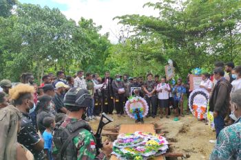 Satgas TNI Yonif 711 bantu prosesi pemakaman kepala Kampung Mosso Keerom