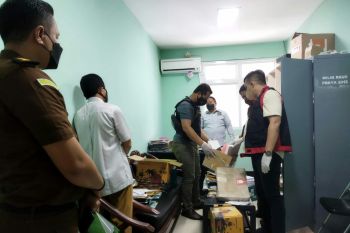 Jaksa menggeledah ruangan RSUD Praya Lombok Tengah