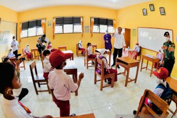 Presiden Joko Widodo tinjau vaksinasi pada anak di SDN 3 Nglinduk Grobogan