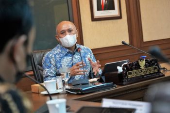 Menkop Teten terima penghargaan Tokoh Pendukung Gerakan Zakat dari Baznas