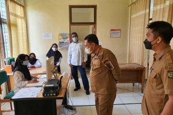 Bupati Kampar sidak kantor Camat dan Puskesmas, ada capaian vaksinasi belum 70 persen
