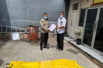 Polresta Mataram melakukan proses pemakaman mayat yang ditemukan di depan Toko Emas Melati