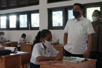 Moeldoko pantau pembelajaran tatap muka terbatas di Sumba Timur