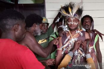 Babinsa Koramil Kimaam Merauke jalani prosesi pengangkatan anak adat